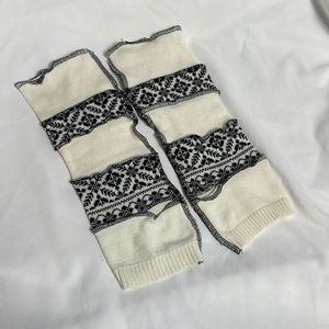 Black and cream white knit ruffled wrist warmers